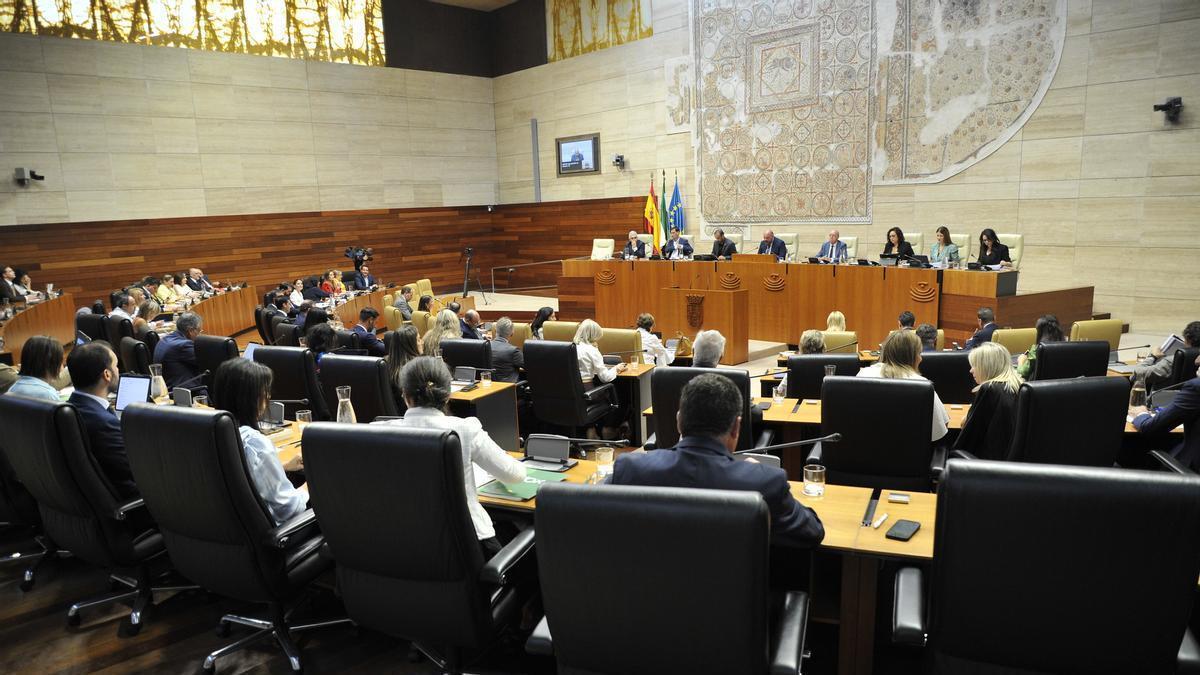 PP y Vox reclaman más seguridad en Ceuta y rechazan que Extremadura aporte recursos propios para la acogida