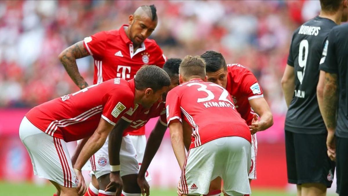 Los jugadores del Bayern hablan antes del lanzamiento de una falta, este sábado en el partido contra el Colonia.