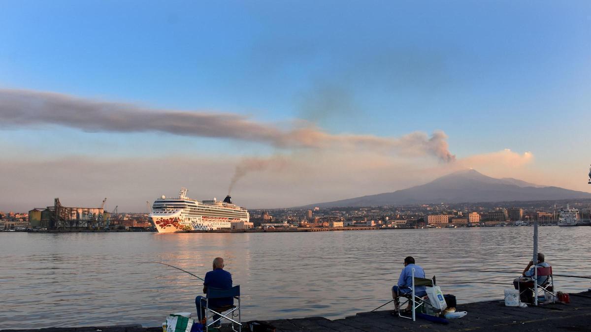 La actividad eruptiva del Etna mantiene cerrado el aeropuerto siciliano de Catania en plena temporada turística