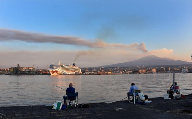 La actividad eruptiva del Etna mantiene cerrado el aeropuerto siciliano de Catania en plena temporada turística