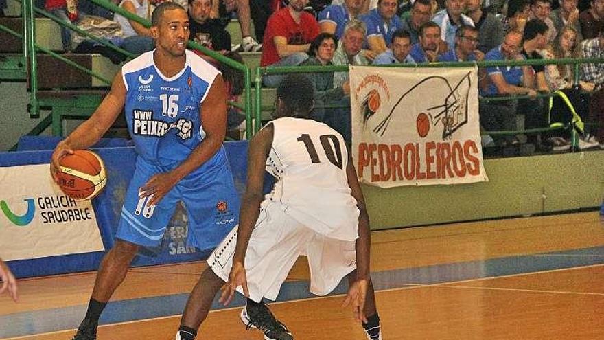 Garfield Blair controla el balón ante un rival en A Raña.