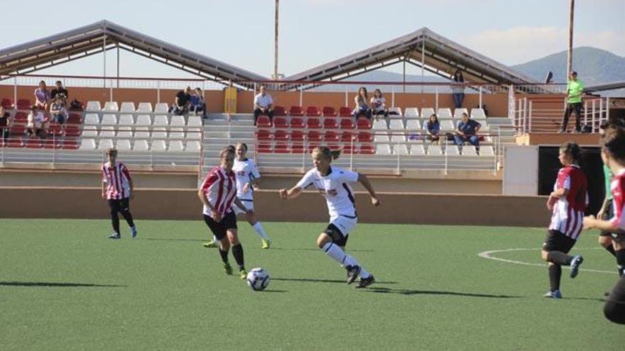 Una jugada del partido disputado ayer en el campo municipal de Jesús.