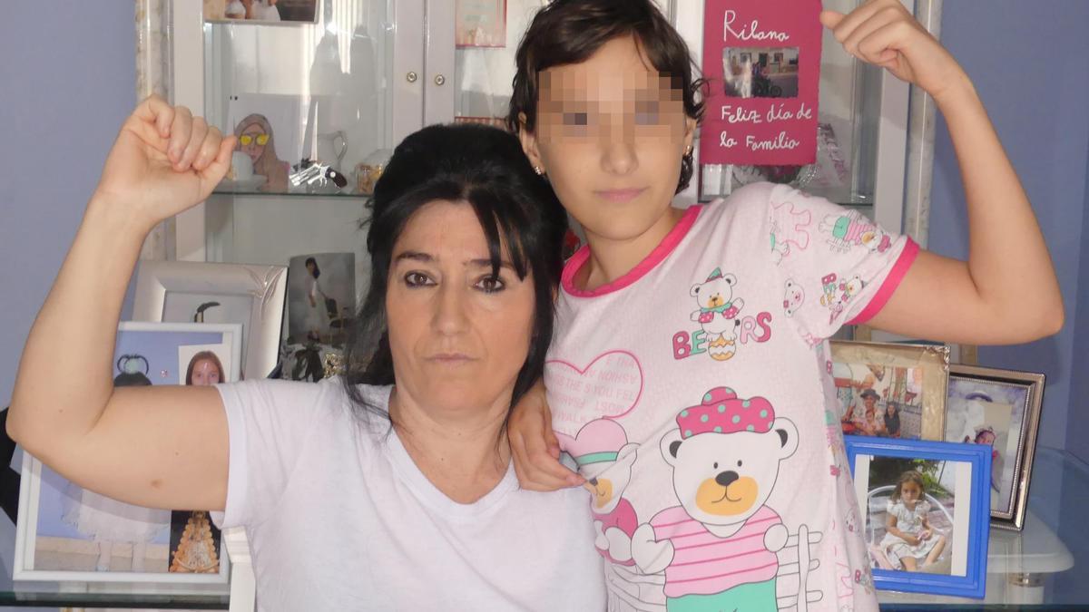 Consolación Fernández, la madre de Ribana, junto a su hija. / El Correo