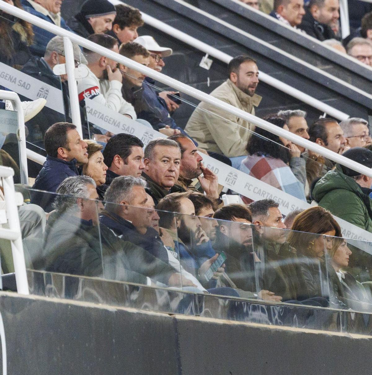 Alejandro Arribas, en el centro, en el palco en el partido FC Cartagena-Europa. | IVÁN URQUÍZAR