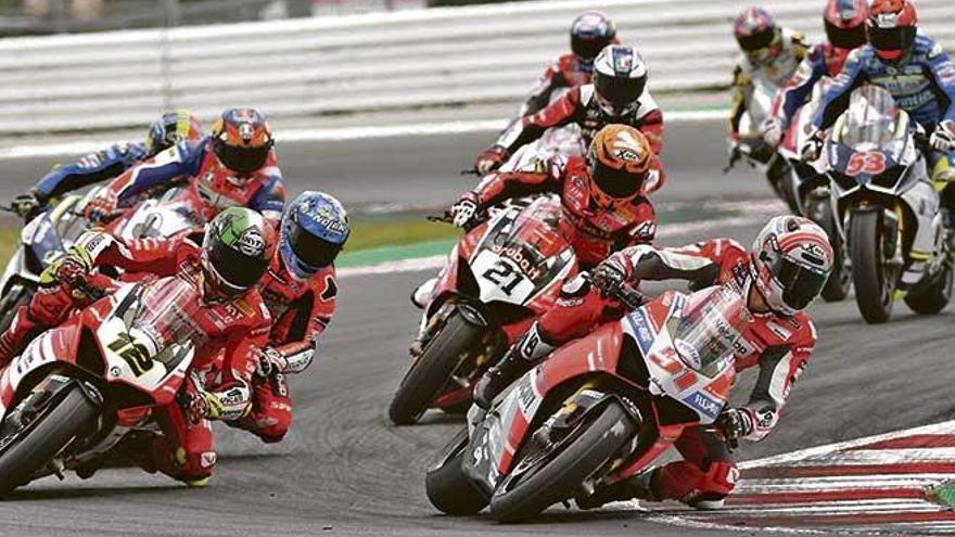 Los pilotos de Ducati, durante las primeras vueltas de la carrera de exhibición disputada en Misano.