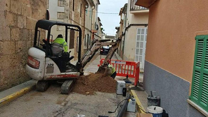 Obras de renovación de la canalización de agua en la Vila.