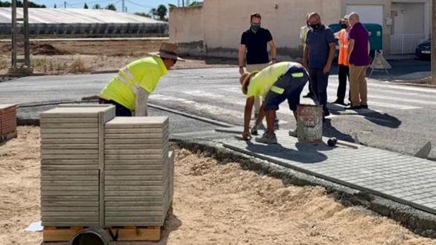 Obras en las aceras de la pedanía de Las Bayas