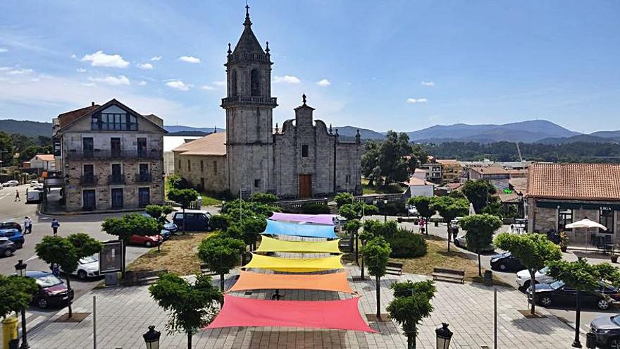 La plaza del Calvario de O Rosal, preparada ya para el desfile.