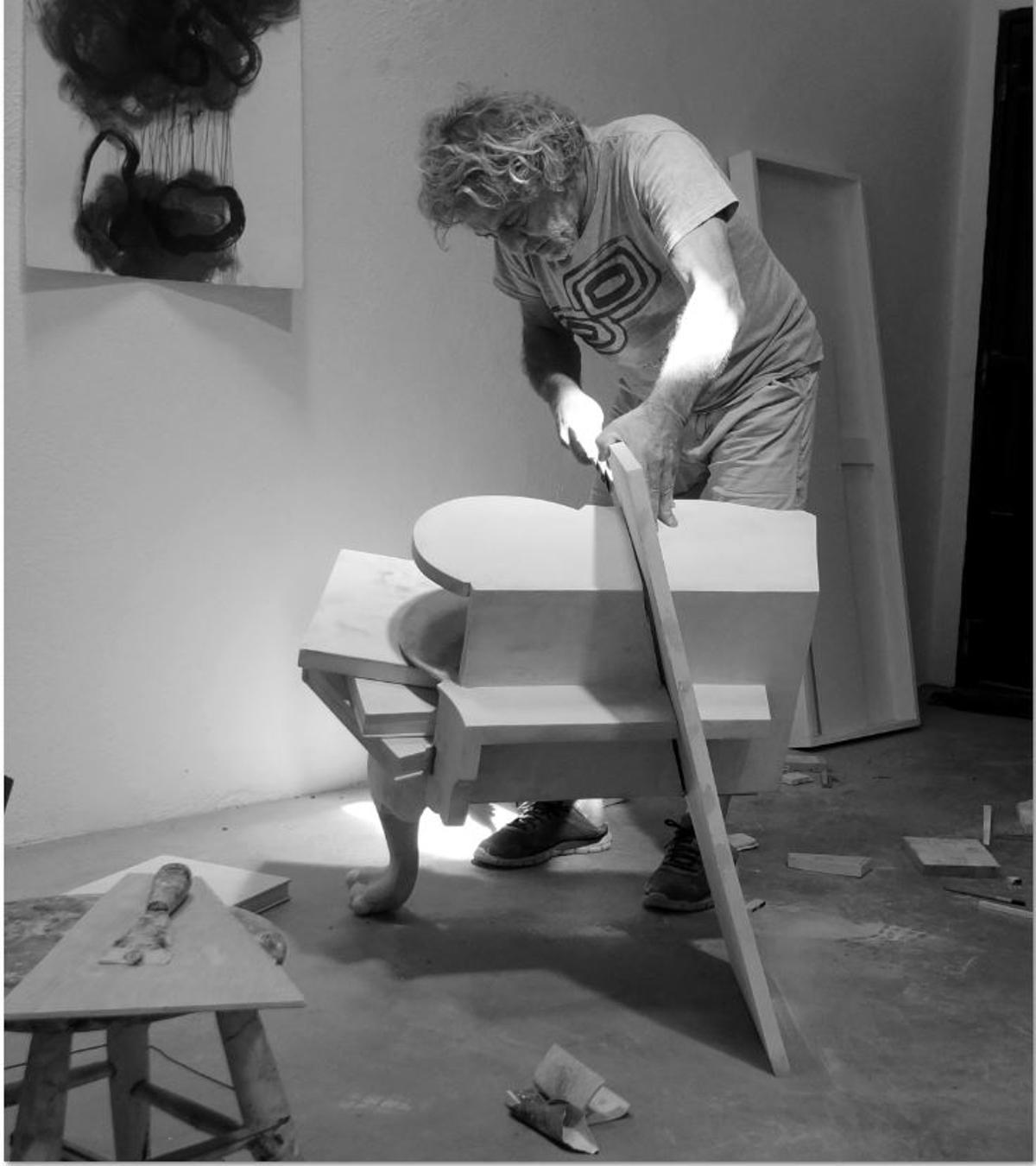 L'artista Ralph Bernabei treballant en la peça en el seu taller a Colera.