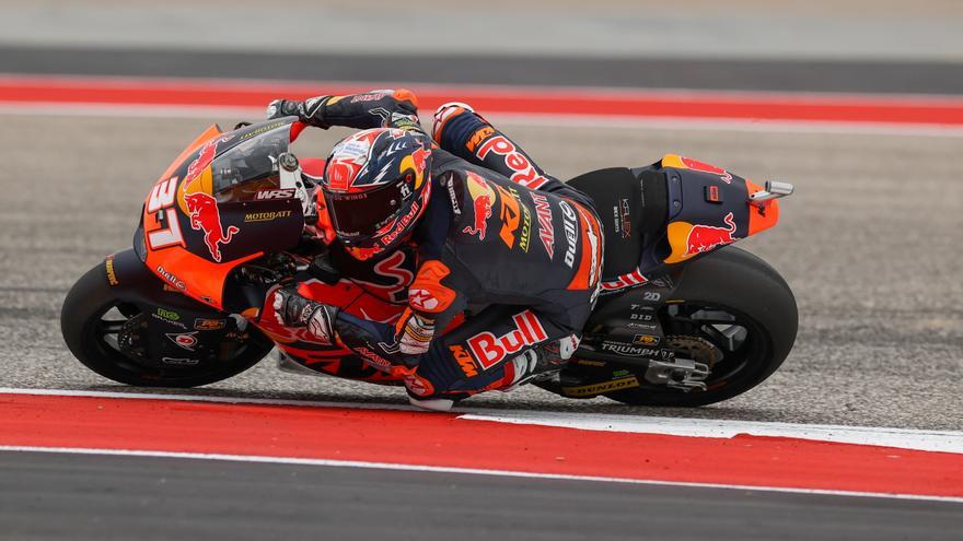 Bezzecchi, Acosta y Sasaki mandan en el GP de Alemania en un primer día de lluvia y caídas