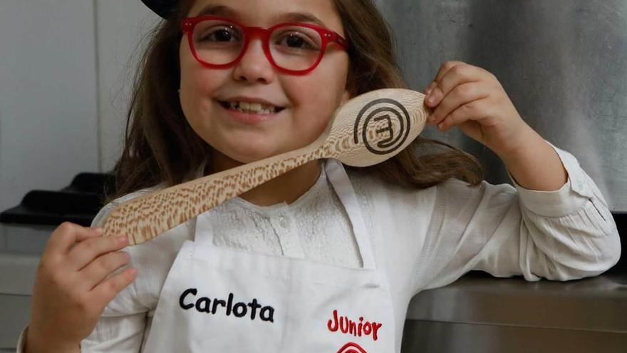 Carlota Silva, la gijonesa de 8 años que participó en &quot;Masterchef&quot;, esta semana, en una sidrería en Gijón.