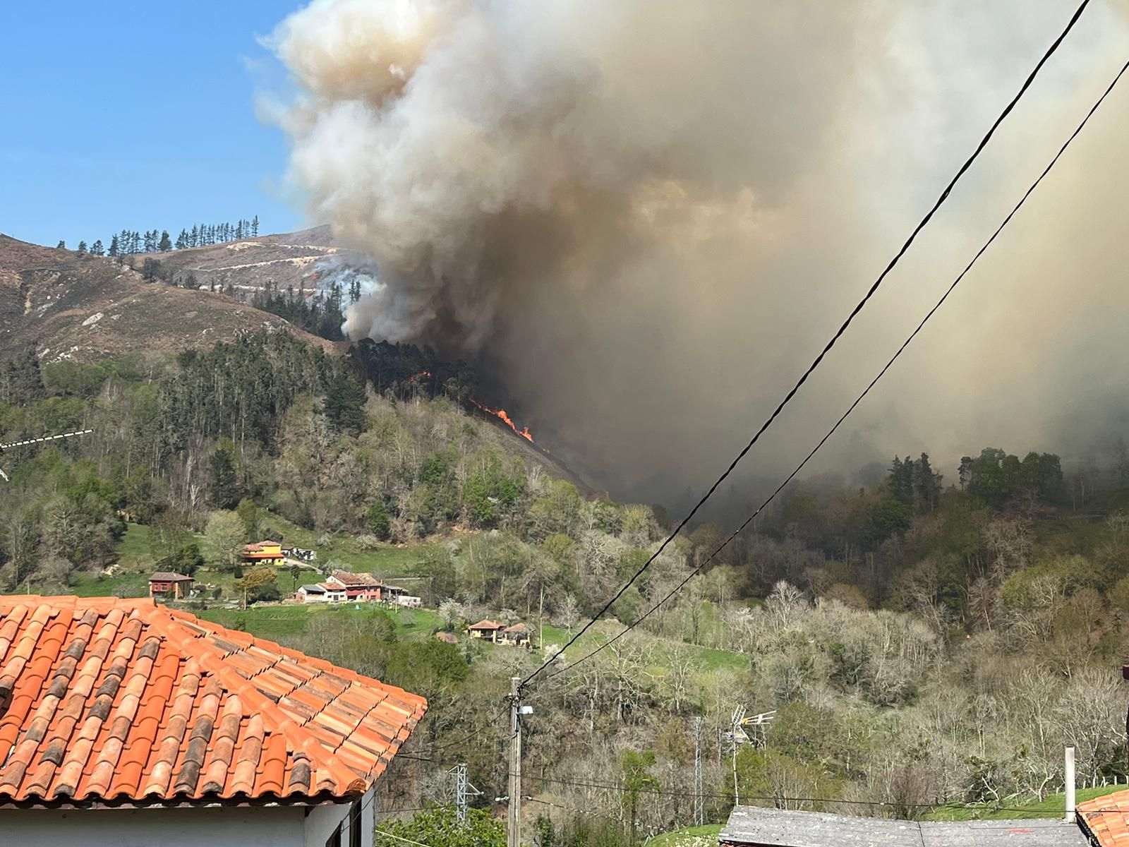 Segunda jornada en vilo por el fuego entre Piloña y Nava