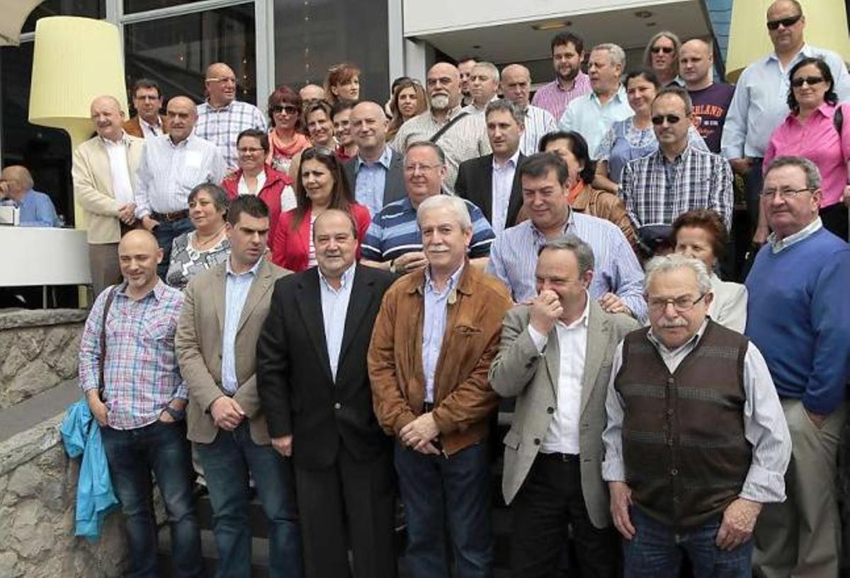 En primera fila, por la izquierda, René Fernández, Fernando Díaz Arnaiz, Héctor Roces, Justo Rodríguez Braga, José Manuel Sariego y Marcelo García, junto a otros militantes de UGT, incluyendo a la diputada regional Marina Pineda (tras Roces) y al edil Celso Ordiales (tras Sariego), poco antes de la comida de ayer.