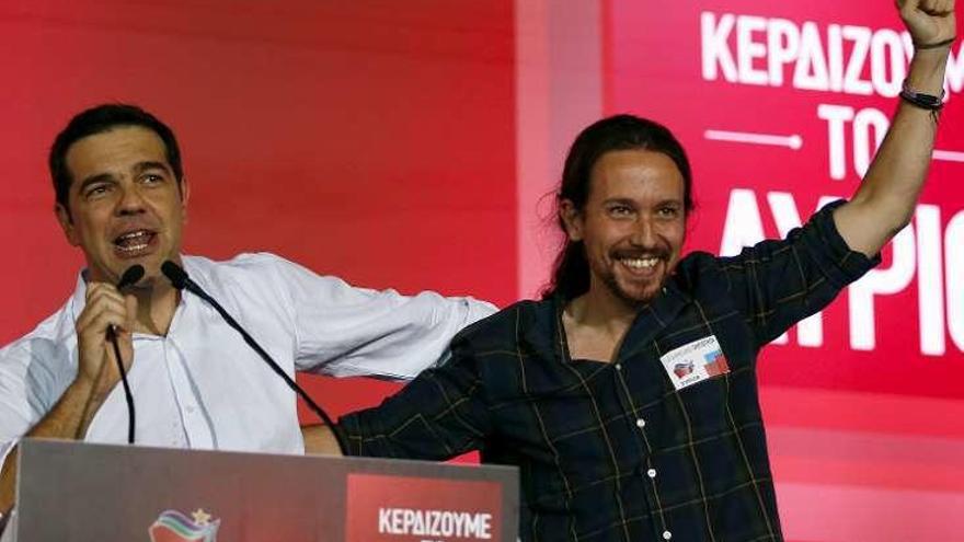 Tsipras e Iglesias, ayer, en el cierre de campaña de Syriza. // Efe