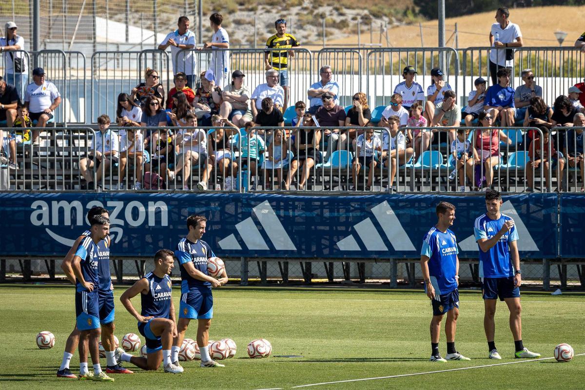La afición abraza al Real Zaragoza en el entrenamiento de puertas abiertas en la Ciudad Deportiva La afición abraza al Real Zaragoza en el entrenamiento de puertas abiertas en la Ciudad Deportiva