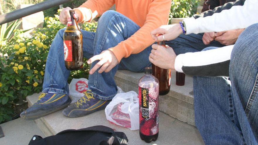 Imagen de unos jóvenes realizando un botellón.