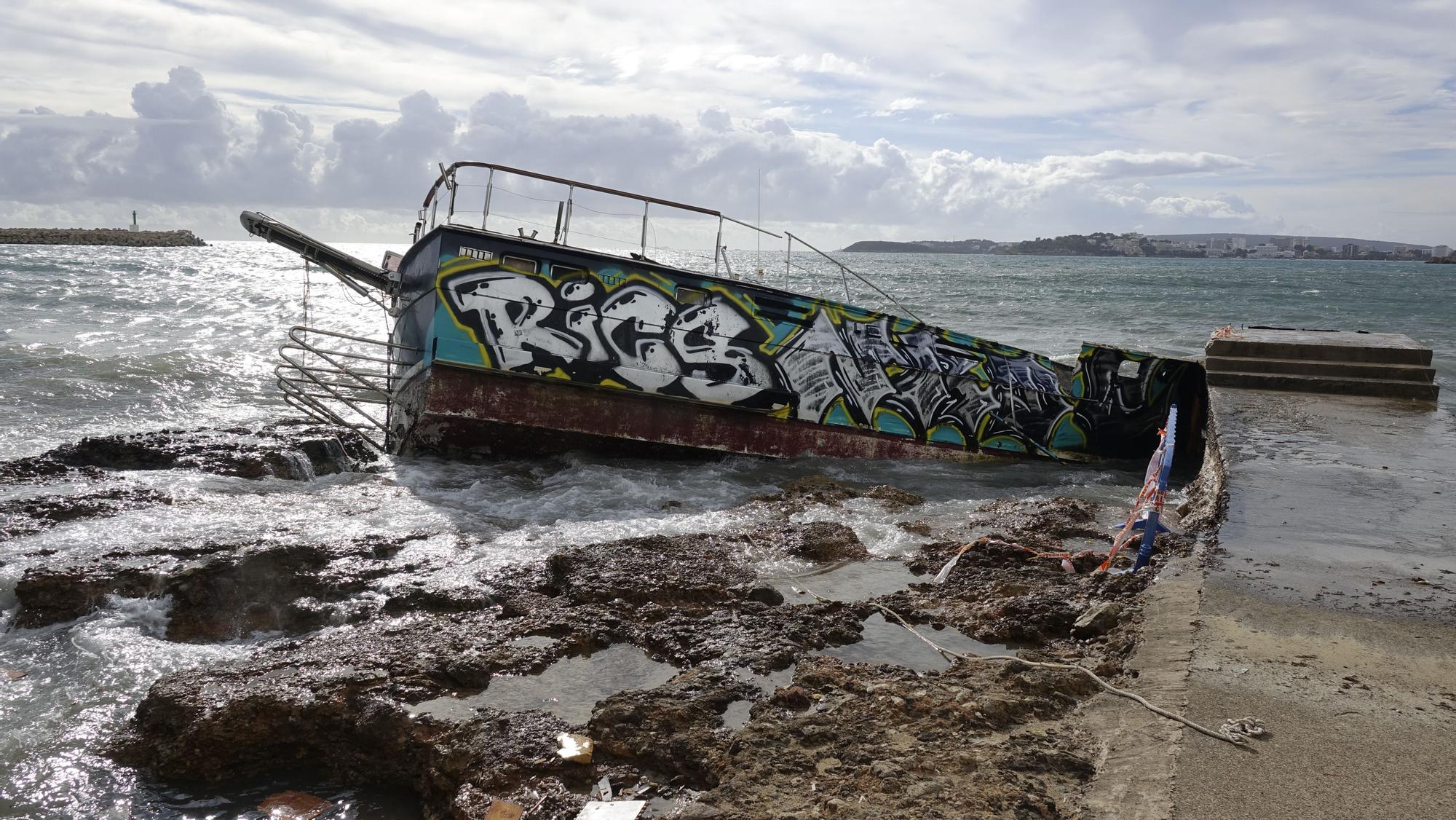 El oleaje destroza contra las rocas de Portals un barco varado