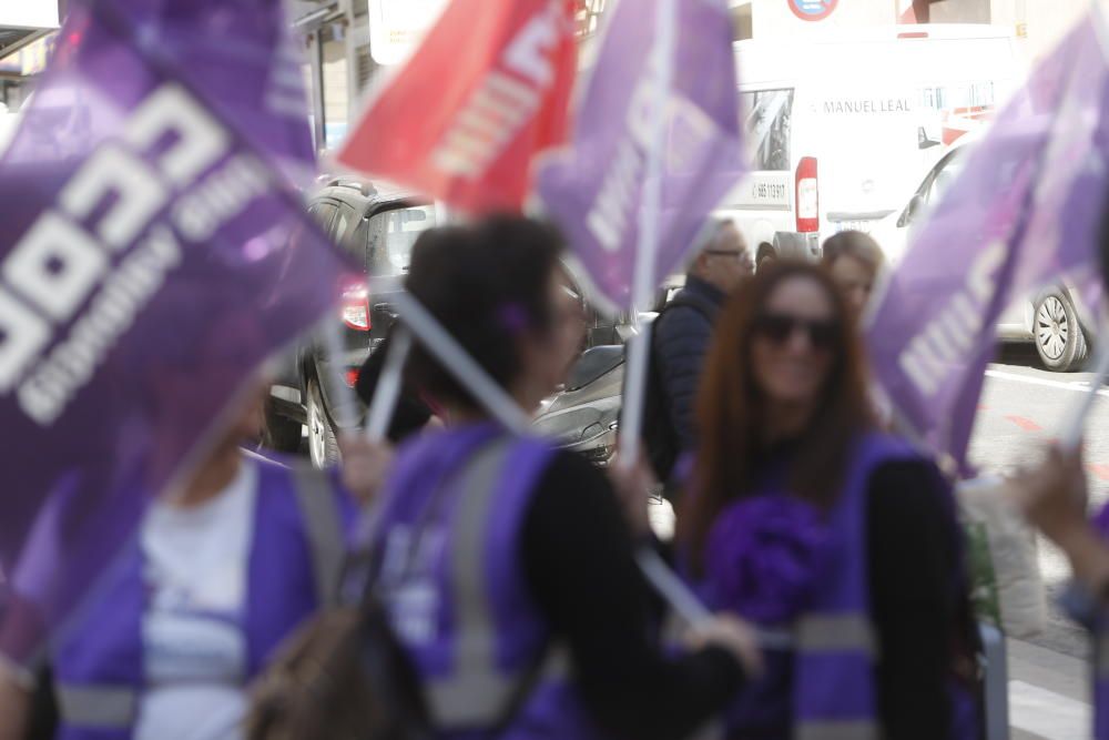 Los sindicatos UGT y CCOO en l'Alacantí-Les Marinas han recorrido hoy las principales calles del centro de la ciudad de Alicante.