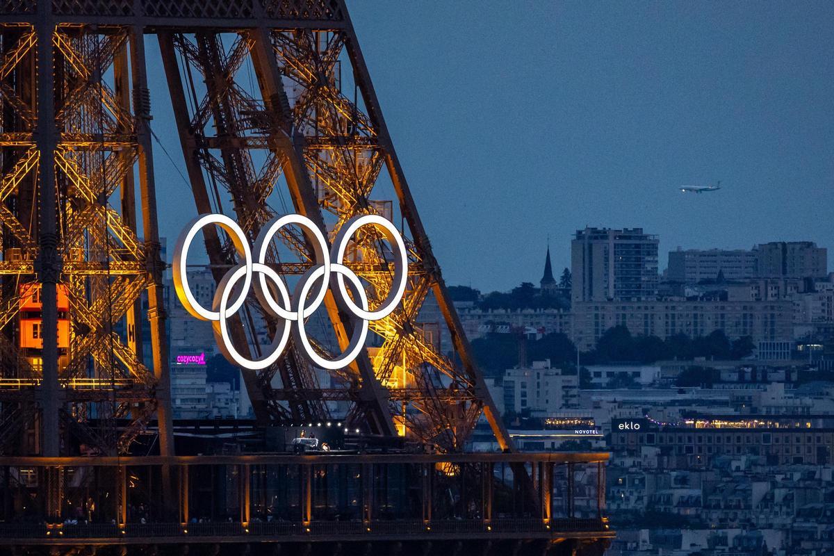 La Torre Eiffel con los anillos olímpicos