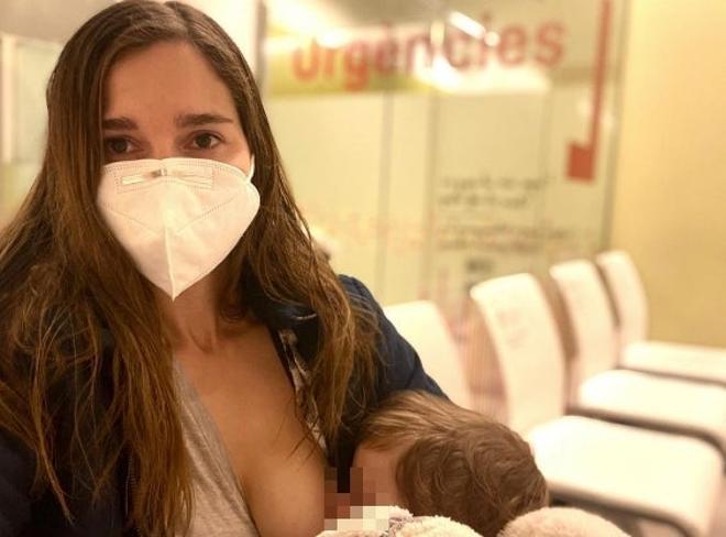Natalia Sánchez con su bebé en el hospital