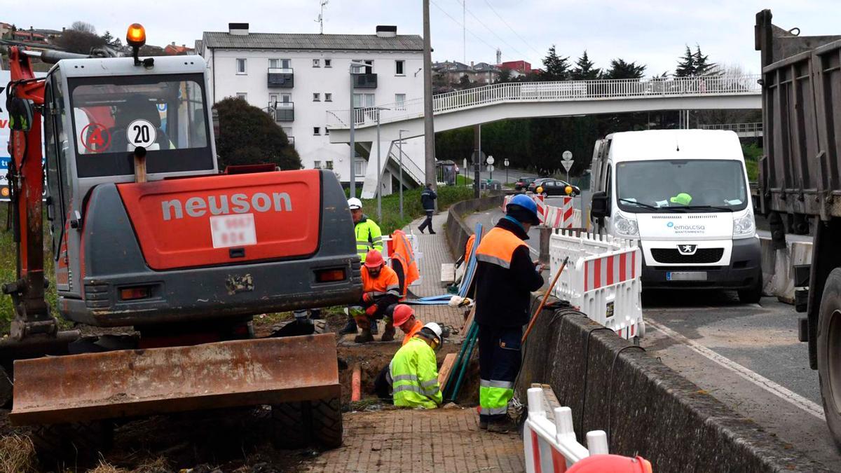 Reparación de una fuga de agua en la red municipal de A Coruña.