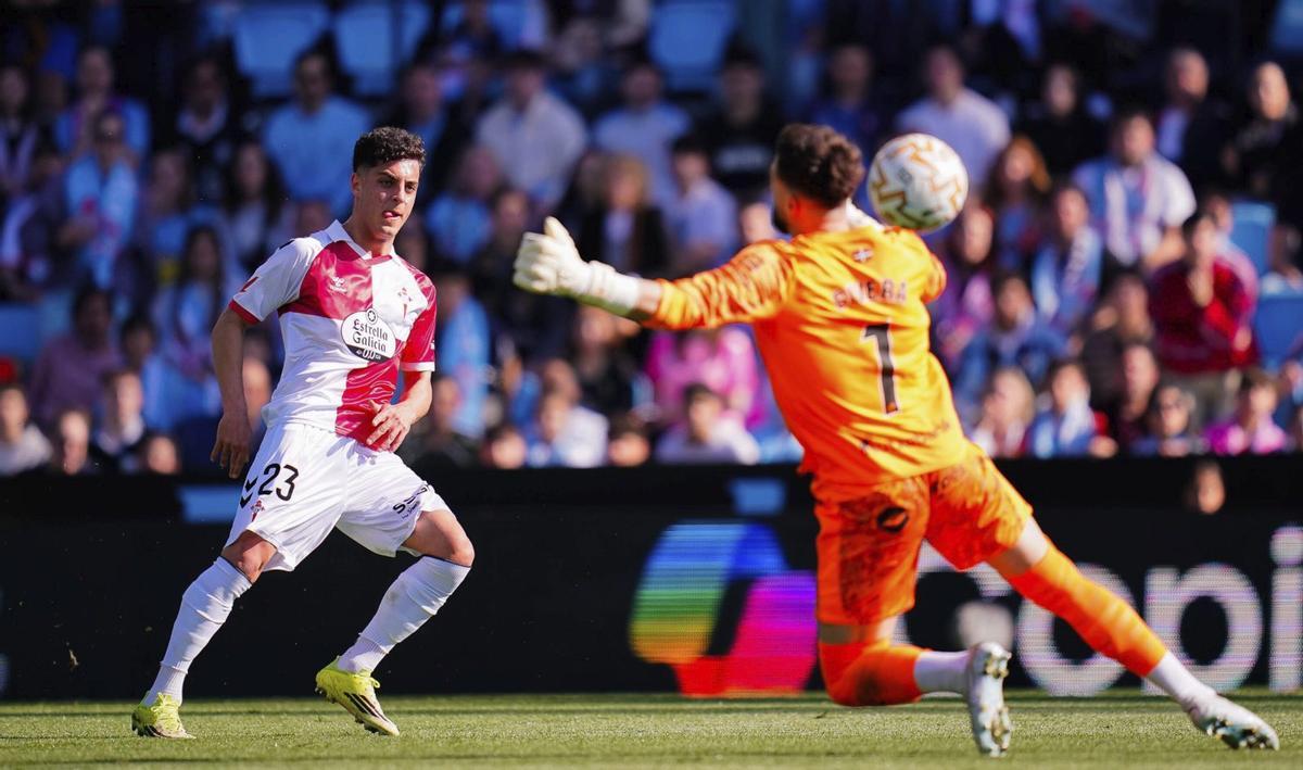 El céltico Hugo Álvarez supera a Antonio Sivera, el portero del Alavés, en la jugada que significó el segundo gol del Celta.