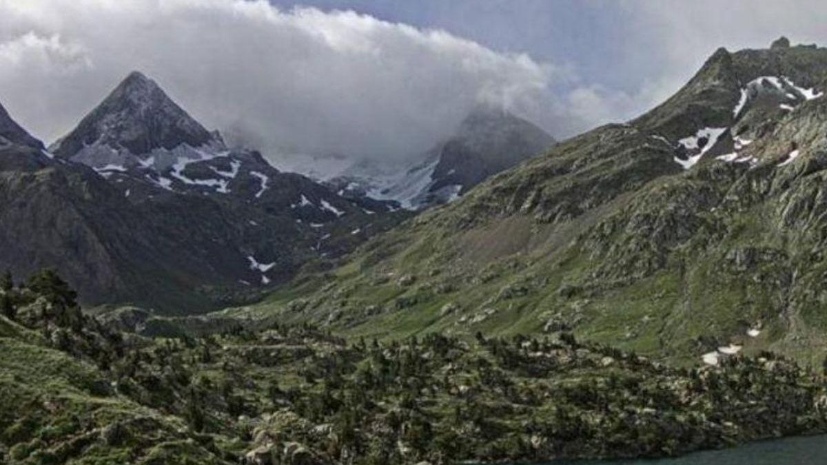 Imagen de archivo montaña con nubes