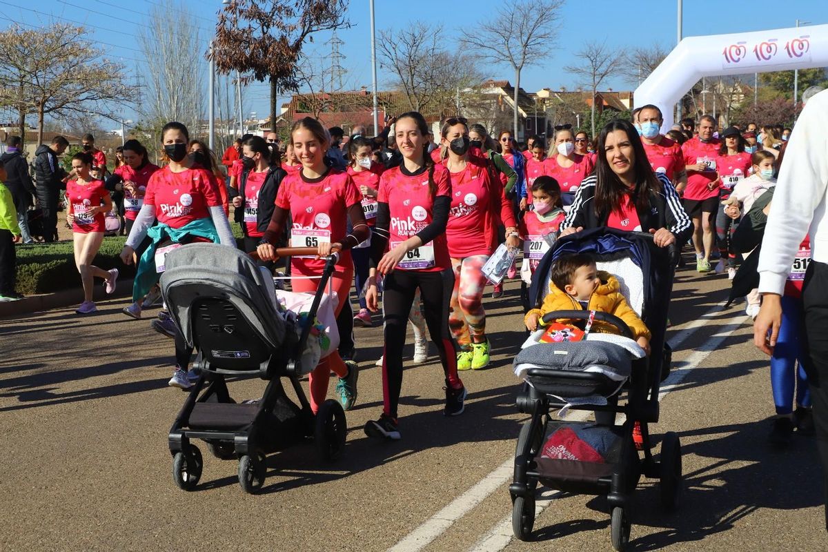 Corredoras con sus bebés en la 'Pink Running' celebrada este domingo en Córdoba.
