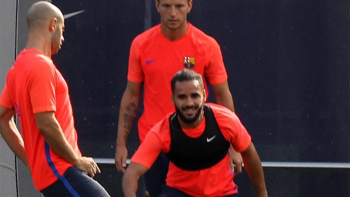 Douglas participó en el entrenamiento de este lunes como uno más