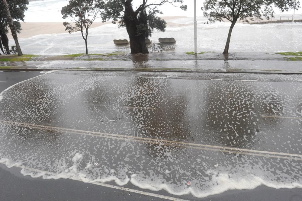 El temporal obliga a cortar el paseo marítimo