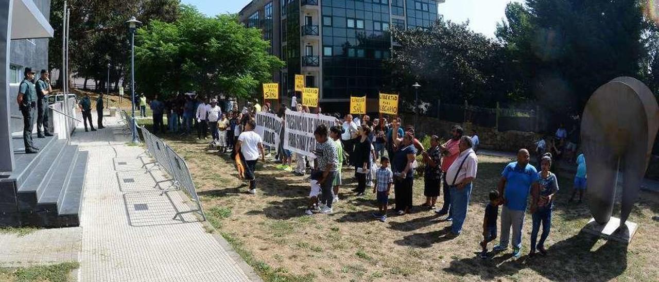 Manifestación delante de los juzgados para pedir la libertad de los hermanos Giménez. // Gonzalo Núñez