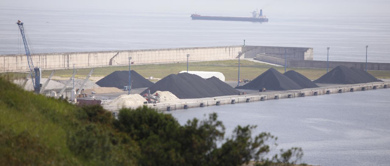 Graneles en el Muelle Norte de la ampliación de El Musel, con un barco mercante fondeado al fondo.