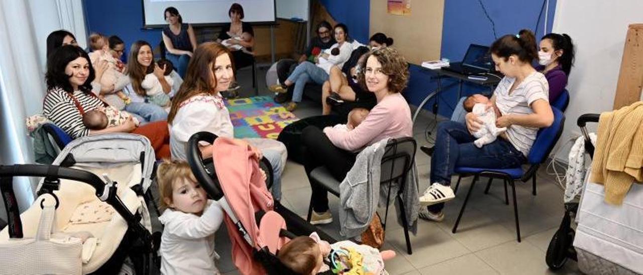 Reunión del grupo de apoyo a la lactancia celebrada ayer en la Casa Azul.   | // RAFA VÁZQUEZ