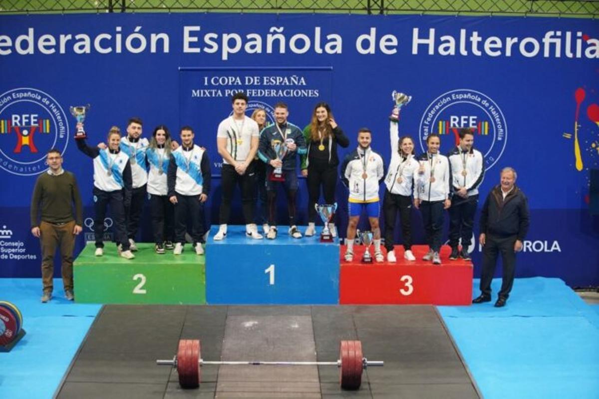 El podio de la I Copa de España Mixta: Andalucía, primera; Galicia, segunda y Canarias, tercera.