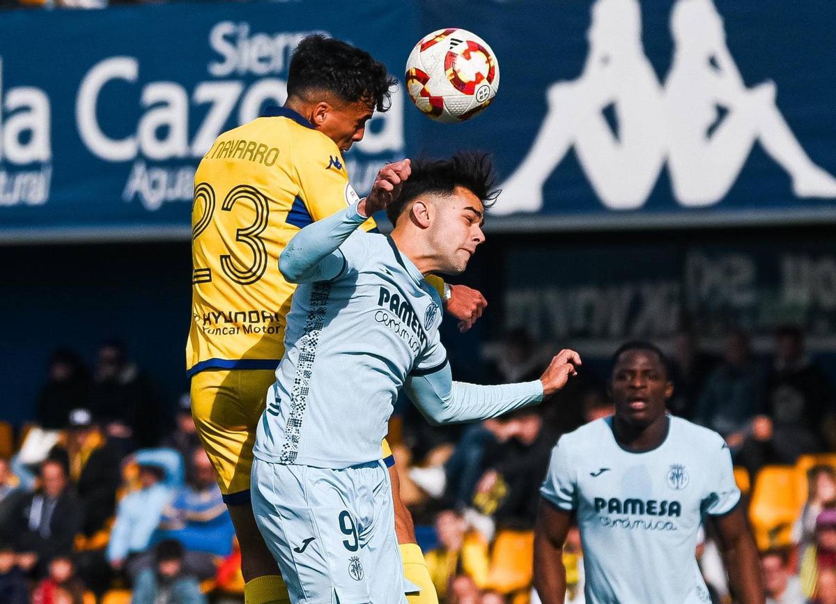 El mediocentro local David Navarro y Víctor Valverde disputan un balón aéreo.