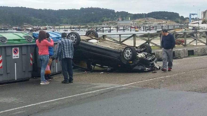 Vehículo volcado tras el accidente en Porto Meloxo en la mañana de ayer. // Muñiz