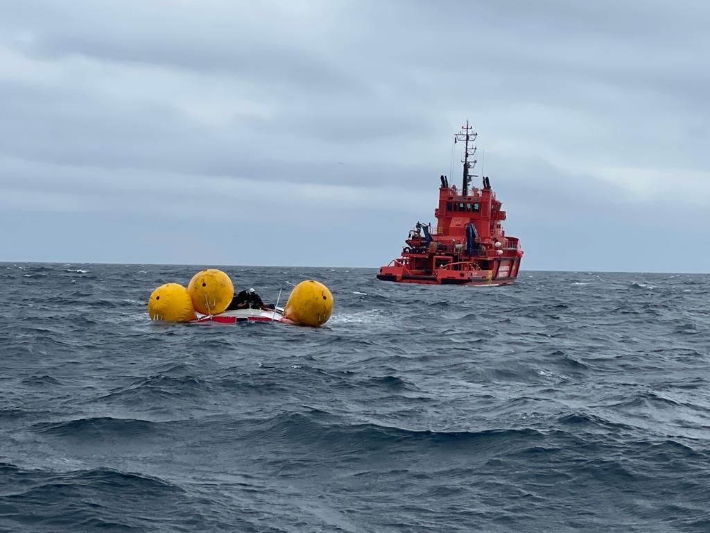 Así fue rescatado el tripulante del velero volcado en Malpica