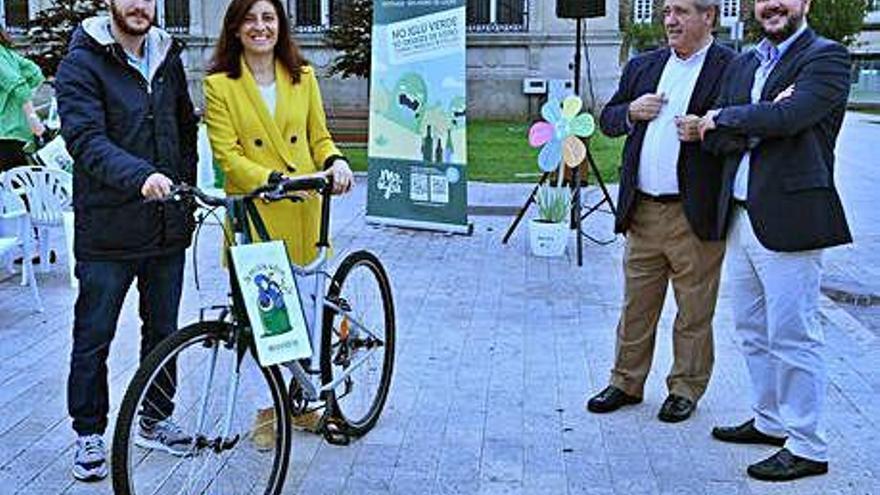 Ángeles Vázquez, en la entrega de una de las bicicletas.