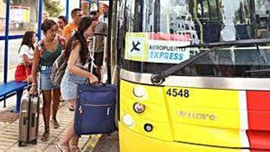 Pasajera subiéndose al autobús de la línea Aeropuerto Express en Ibiza.