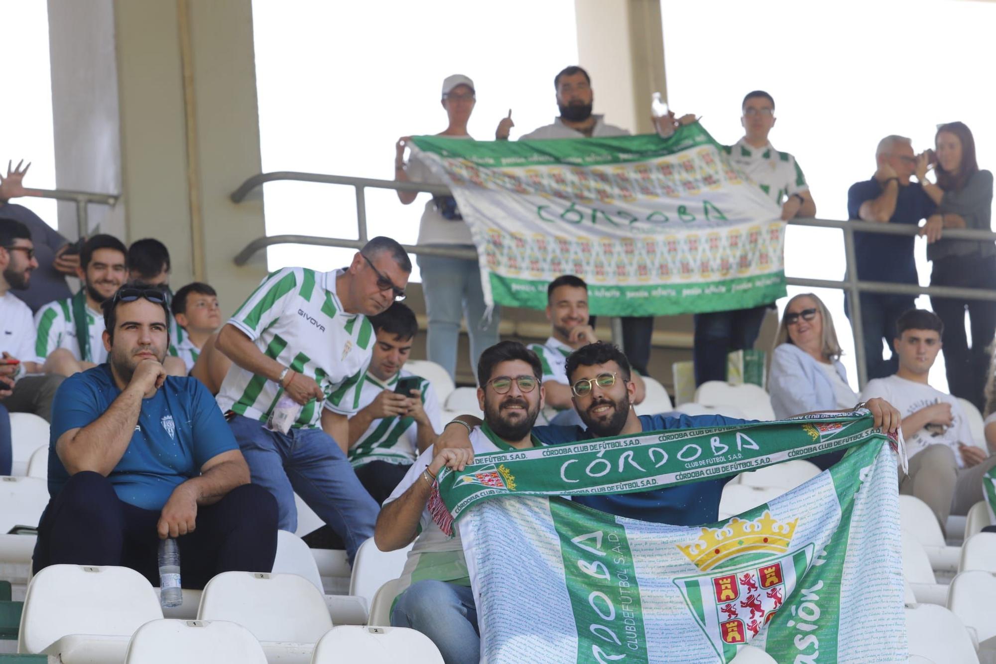 Córdoba CF-Alcoyano: las imágenes de la afición blanquiverde en El Arcángel