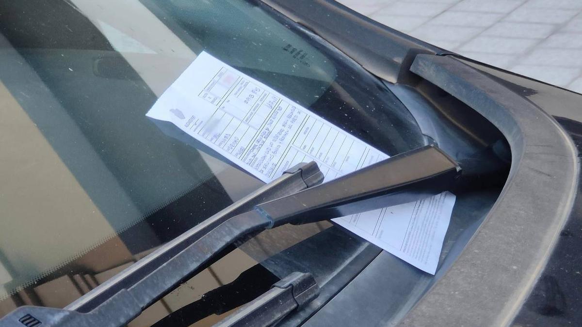 Una multa en el parabrisas de uno de los numerosos coches mal estacionados este pasado domingo en Alicante