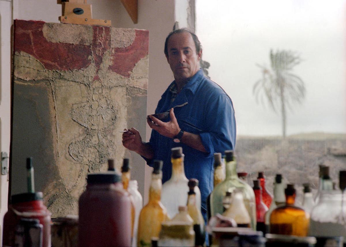 El artista canario César Manrique en su estudio. / Linus G. Jauslin