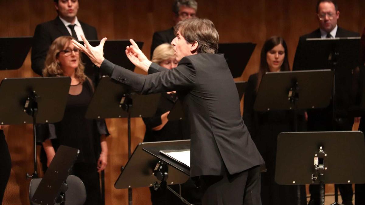 Xavier Puig dirige al Cor de Cambra en la Sala Pequeña de la Elbphilharmonie.