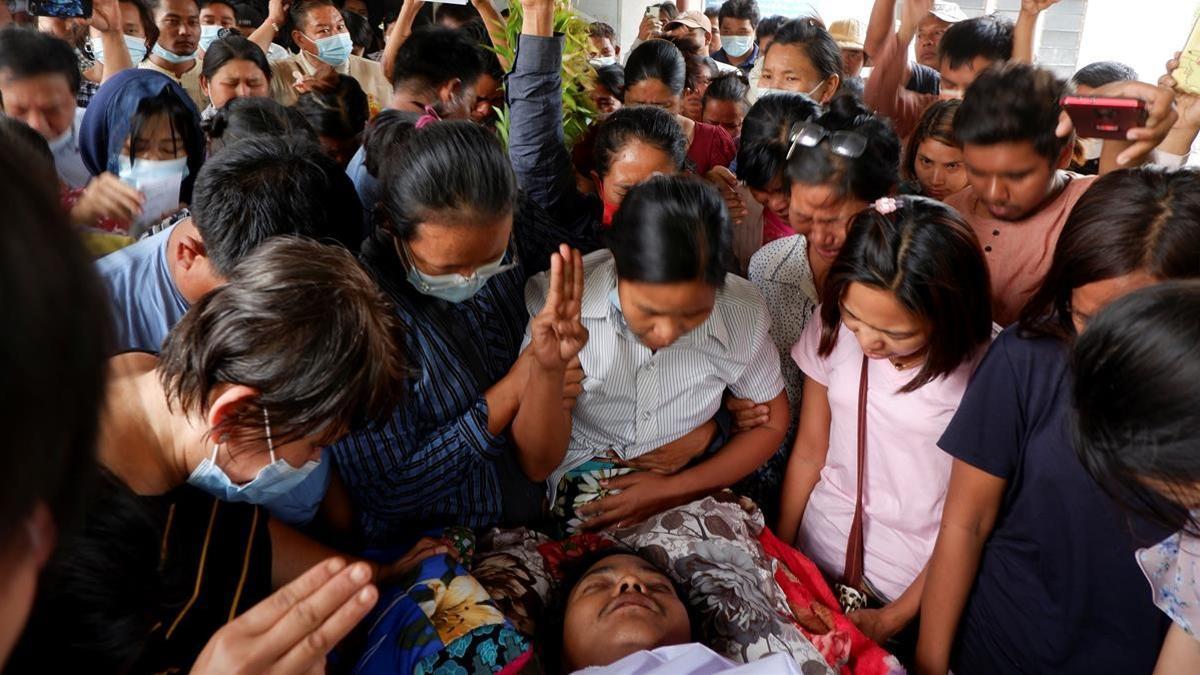 Funeral de una víctima fallecida por un disparo de los militares durante una protesta en Mandalay (Birmania).