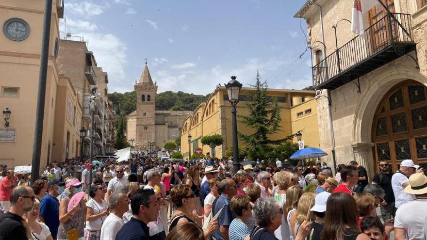 Casi 3.000 
personas protestan
por la sanidad.  l.o.