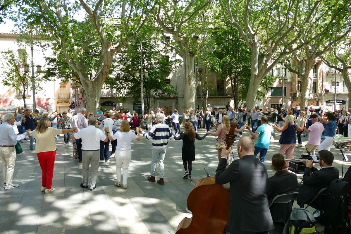 EN IMATGES | Les sardanes i les rotllanes ressonen amb força a la Rambla de Figueres