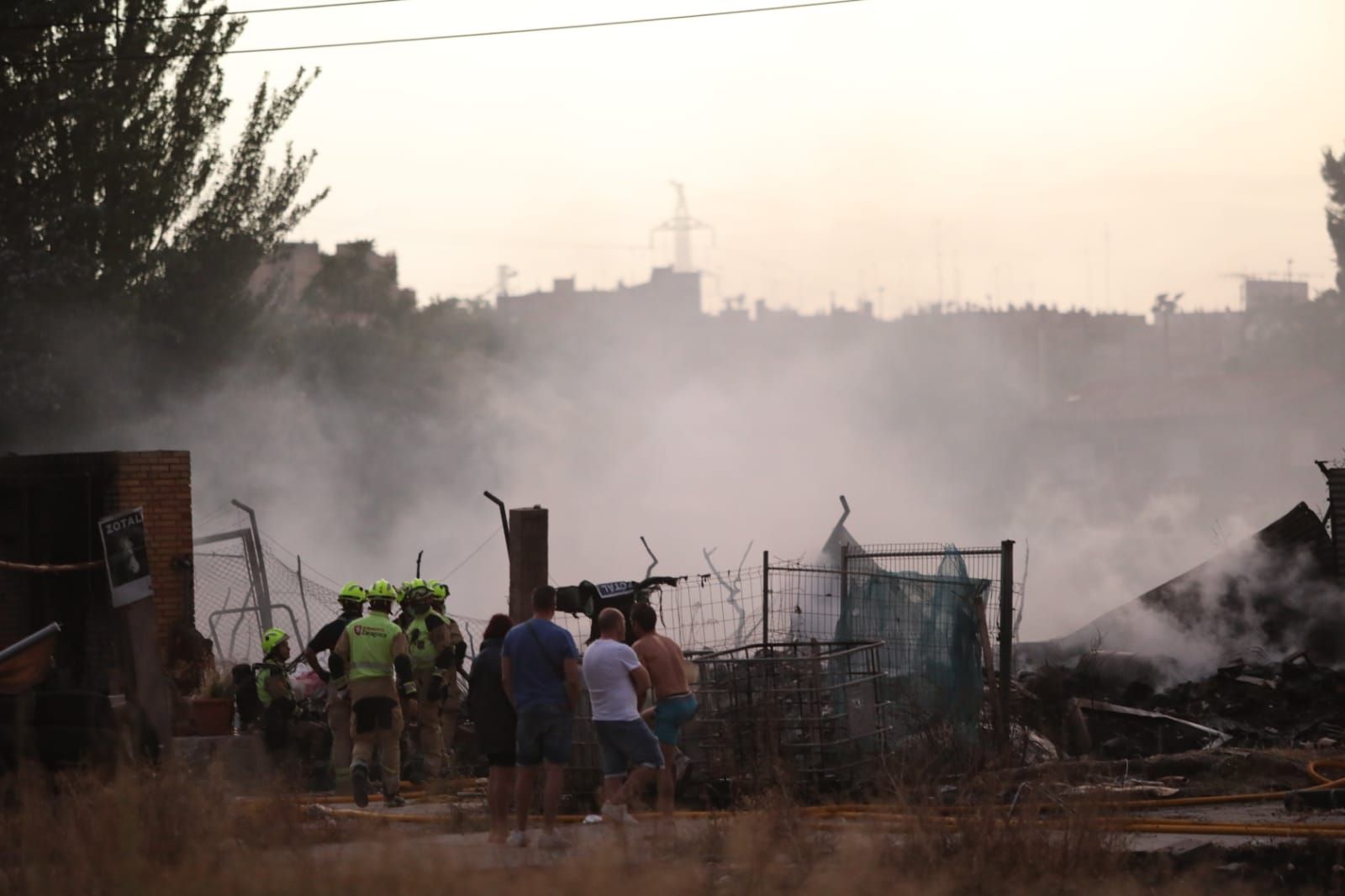 FOTOGALERÍA | Incendio en un asentamiento de infraviviendas en Zaragoza, ubicado entre el camino Cascajales y la Z-30