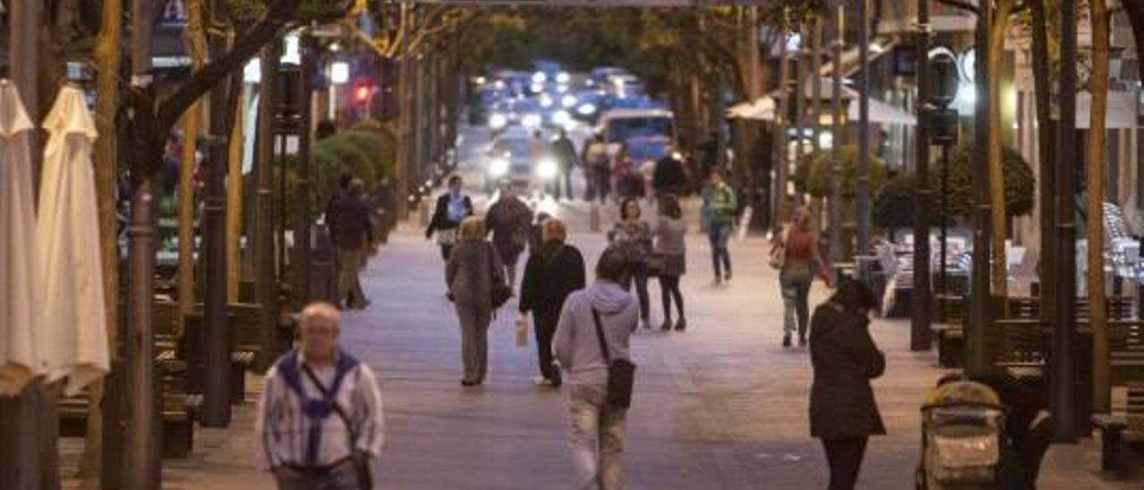 Vecinos pasean por una calle de San Vicente.