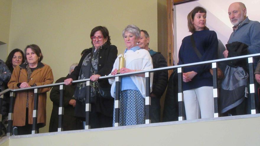 La repostera Rosa María Díaz, de la confitería Peña Santa, recoge, emocionada, su &quot;Sifón de Oro&quot;