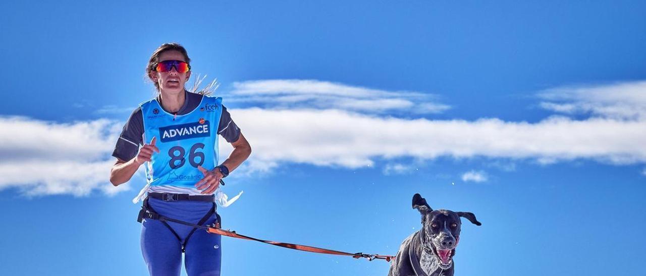 Kona tira de Tamara Vázquez en el Campeonato de España Sprint de mushing sobre nieve disputado en Baqueira Beret.